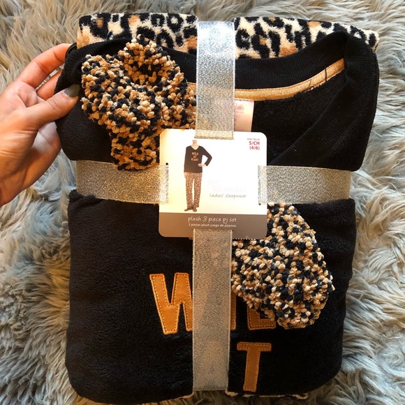 Other - Plush Pajamas set! 🐆 (3 piece)